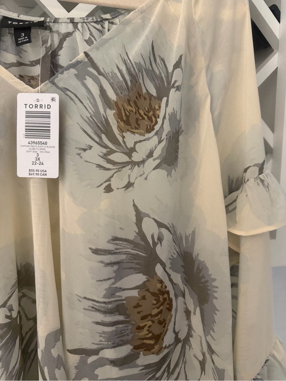 torrid Cream Floral V-Neck Ruffle Sleeve Blouse - Picture 4 of 6